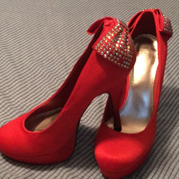 Red Pumps - Picture 6 of 8